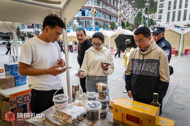 图为四川乡城农特产品展活动现场