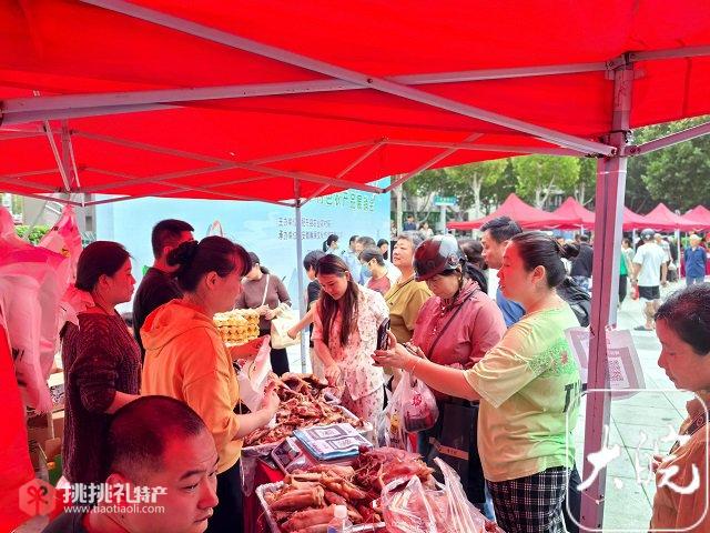 图为肥东丰收节展销会现场