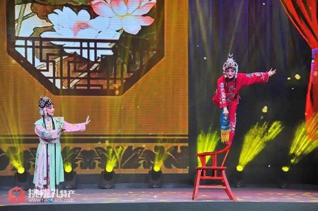 图为运城市文旅产业招商引资推介会上京剧表演
