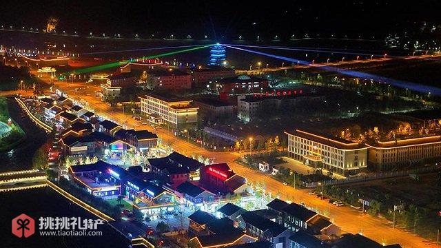图为俯瞰春风美酒小镇夜景(人民网郭昊摄)