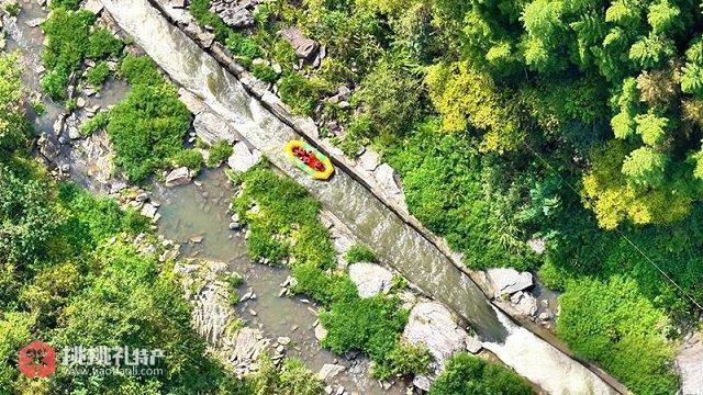 图为俯俯瞰霍山大峡谷漂流(人民网郭昊摄)
