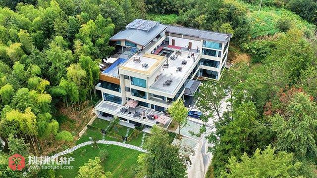 图为俯瞰霍山县的漫宿竹宁溪语民宿(人民网郭昊摄)