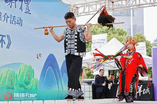 图为活动现场《踩纸杯》表演
