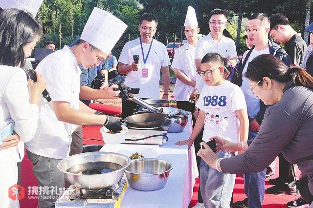 图为“齐鲁超赛”烟台赛区海阳摔面展位被围得水泄不通