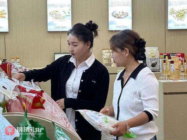 图为消费者在购买“田园民乐”农产品（戴文昌摄）