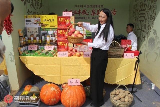 图为直播带货活动现场主播在带货