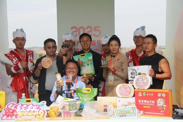 图为直播带货活动现场主播合照