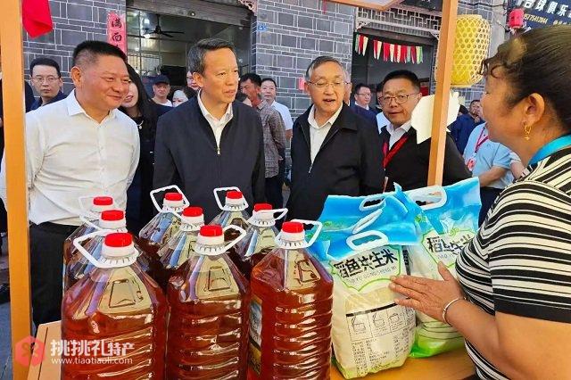 图为领导们兴致勃勃地到各展台参观