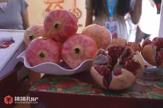 图为参展的会理石榴