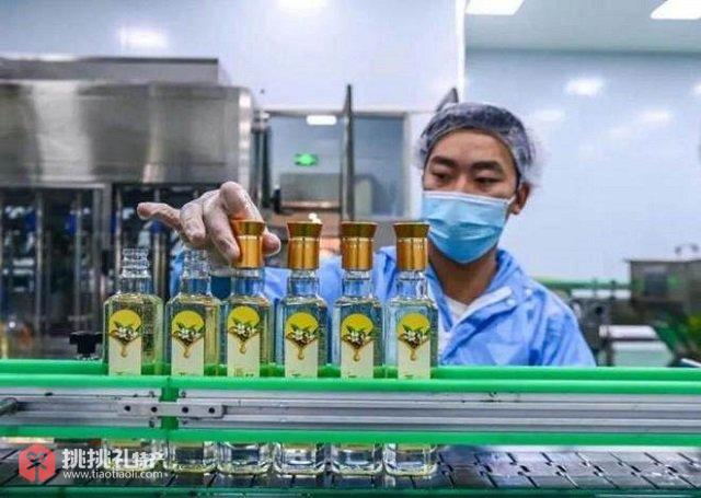 图为酉阳茶油衍生产品生产线