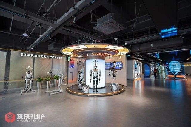 图为文三未来科技体验中心展出的科技“新特产”们