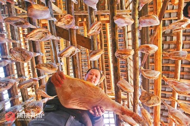 图为加工贮存诺邓火腿（通讯员旷宏飞摄）