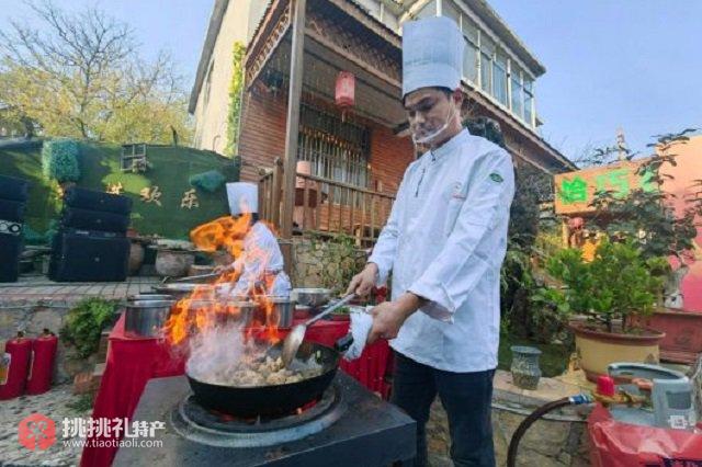 图为枣庄市中区凤凰街辣子鸡（特色）街区，厨师正在炒辣子鸡
