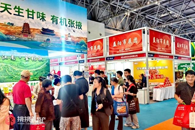 图为重庆火锅博览会现场的张掖甘州区展区