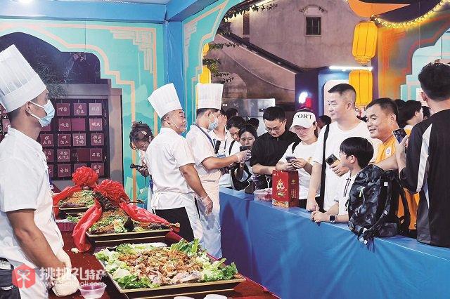 图为市民游客排队等待品尝烤全羊