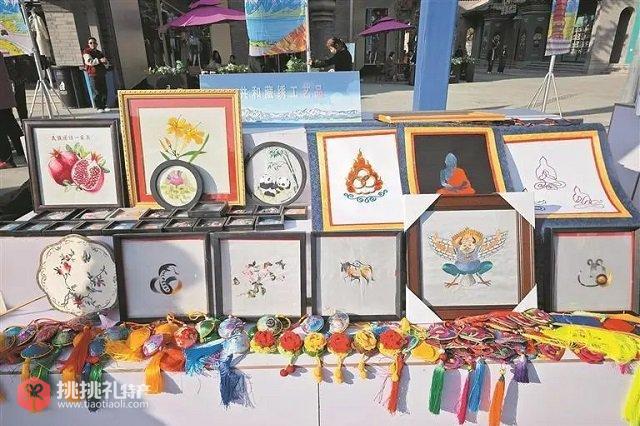 图为共和藏绣工艺品展销