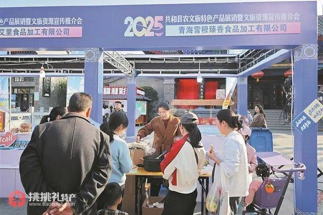 图为兰州市民非常喜欢青海的美食