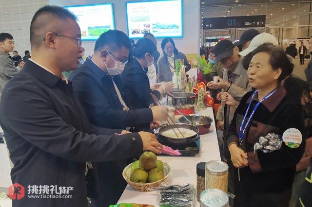 图为参展的名优特产“吴堡青梨”