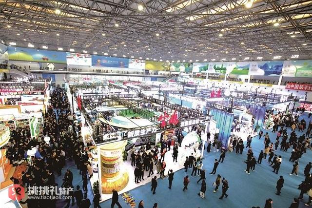 图为第32届杨凌农高会展厅内人头攒动