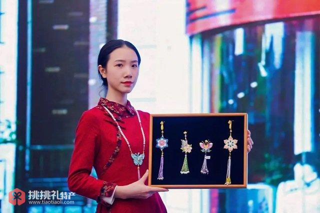 图为“旗袍手工非遗盘扣”展示