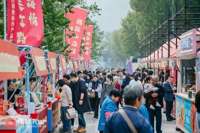 图为无锡市对口地区消费协作产品展销会现场