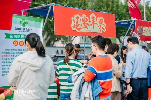 图为参加展销会的人群络绎不绝